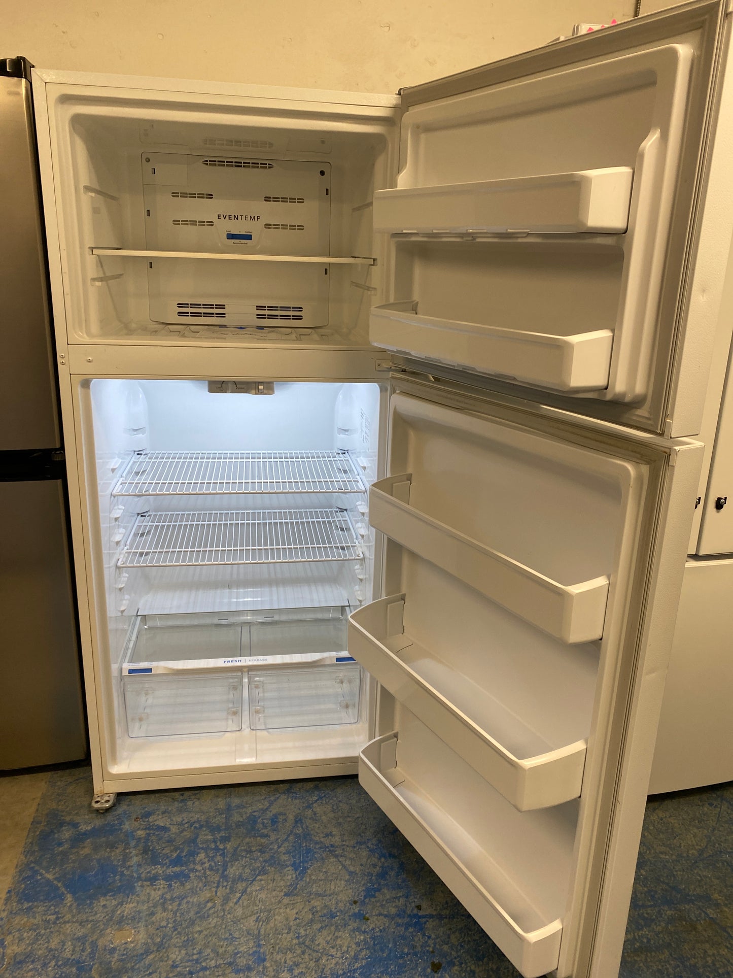 Frigidaire 18 cu. ft. Capacity Top Freezer Refrigerator