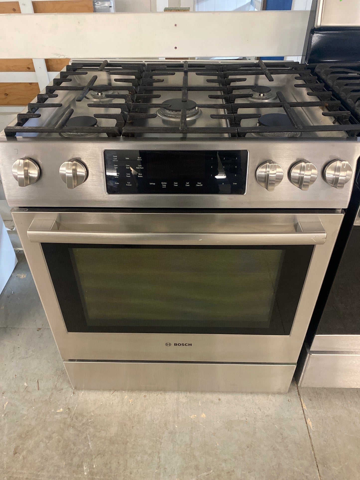 Bosch 5 Burner Natural Gas Slide-In Convection Range
